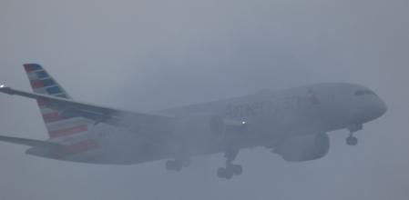 Vuelo a través de la niebla y la lluvia.