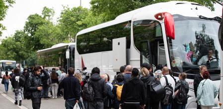 Usuarios subiendo a autobuses de servicio alternativo durante un corte por robo de cableado que dejó fuera de juego Rodalies en el 2024