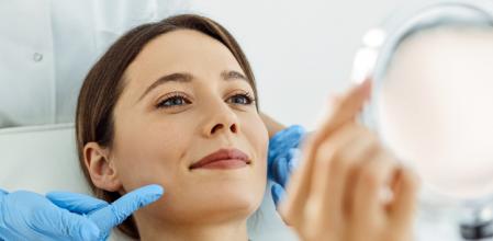 Mujer viéndose en un espejo.