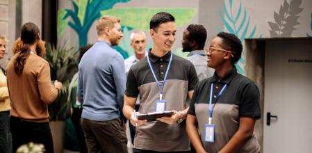 Un azafato y una azafata en un evento.