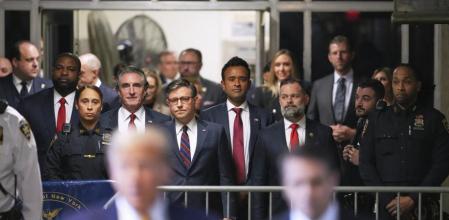 El gobernador de Dakota del Norte, Doug Burgum, el presidente de la Cámara de Representantes, Mike Johnson, y el empresario Vivek Ramaswamy observan a Donald Trump mientras habla con los medios a su llegada al tribunal de Manhattan.
