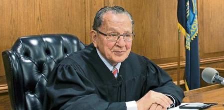 El juez más compasivo de Internet lleva cinco meses luchando contra un cáncer y las redes le hacen un homenaje con sus casos más sonados