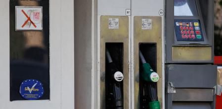 Dispensadores de carburante en una gasolinera, a 11 de octubre de 2023, en Madrid (España). Tras más de tres meses seguidos con subidas en los precios de los carburantes, las gasolineras han comenzado a rebajar los precios, siendo el precio de la gasolina el que más ha notado el impacto de los mercados. De este modo se ha roto la tendencia de subidas que se ha prolongado durante trece semanas consecutivas a la hora de repostar.