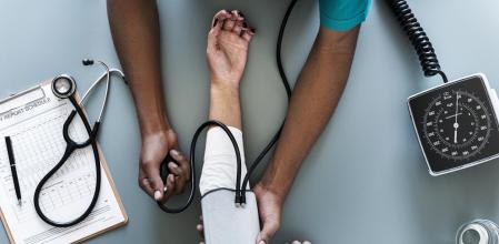 Tomar la tensión, midiendo la presión arterial, tensiómetro.