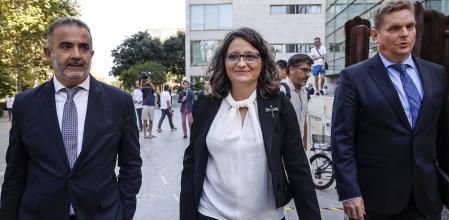 La exvicepresidenta, exportavoz y exconsellera de Igualdad y Políticas, Mónica Oltra, junto a sus abogados ante la ciudad de la justicia de València&nbsp;