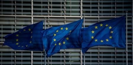 Banderas de la UE en la sede de la Comisión Europea en Bruselas