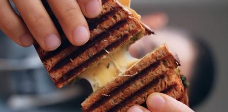 Sándwich de queso con pesto de ajos tiernos