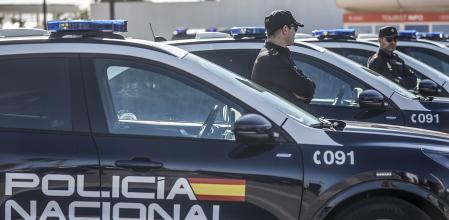 Varios Agentes de la Policía Nacional durante la incorporación de 21 vehículos uniformados tipo SUV, modelo Ford Kuga Híbrido, en la Explanada Antonio Ferrandis del Paseo de Neptuno, a 2 de noviembre de 2023, en Valencia, Comunidad Valenciana (España). Hoy se han presentado los nuevos 21 coches semieléctricos que patrullarán las calles de Valencia. Forman parte de una partida de 334 Ford Kuga H, alquilados en un contrato licitado por 14,7 millones de euros y que ha ganado el grupo BMW.