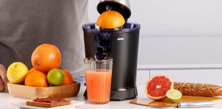 Elementos para preparar zumo de naranja.