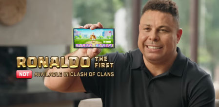 Ronaldo posa con el personaje de Haaland