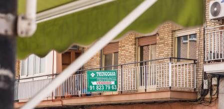 Un cartel anunciando un piso en venta en Madrid