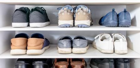 Zapatos bien ordenados en un zapatero