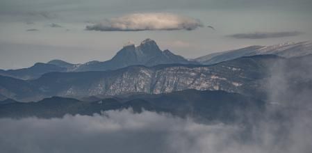 La nube sombre del Pedraforca vista desde el santuario de Bellmunt.