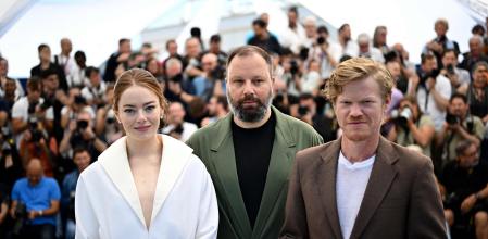 Emma Stone, Yorgos Lanthimos y Jesse Plemons posan durante el photocall