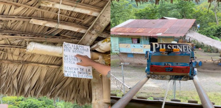 Un bar en Ecuador lleva las bebidas a través de la calle con tecnología de raíles