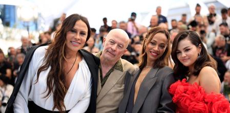 Karla Sofia Gascón, Jacques Audiard, Saldana y Selena Gomez posan durante el photocall de 'Emilia Perez'