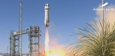La Misión NS-25, con el cohete New Shepard 4 y la cápsula de la tripulación, despegando de la base de Blue Origin cerca de Van Horn, Texas