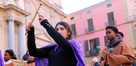 Un dels espectacles del Mercat Medieval de Vic, enmig de la plaça de la Catedral