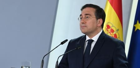 El ministro de Asuntos Exteriores, Unión Europea y Cooperación, José Manuel Albares, durante una comparecencia institucional, en el Complejo de la Moncloa, a 19 de mayo de 2024, en Madrid (España). El Gobierno ha decidido este domingo, 19 de mayo, llamar a consultas 'sine die' a la embajadora en Argentina después de que el presidente de Argentina, Javier Milei, haya calificado de 