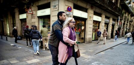 FOTO ALEX GARCIA NUEVAS SEÑALES EN CALLES DE CIUTAT VELLA INFORMAN DE QUE NO ESTA PERMITIDO CIRCULAR MONTADO NI EN BICIS NI EN PATINETES. CARRER AVINYO 2024/01/04