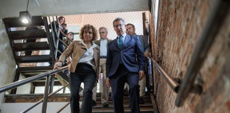 La candidata del PP a las elecciones europeas, Dolors Montserrat y el presidente del PP, Alberto Núñez Feijóo, llegan a la presentación de los ejes del programa electoral para los comicios europeos, a 20 de mayo de 2024, en Madrid (España). Durante el acto, se ha presentado parte del programa electoral del Partido Popular para las elecciones al Parlamento Europeo del próximo 9 de junio.
