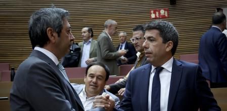 El presidente de la Generalitat Valenciana, Carlos Mazón, saluda a su vicepresidente, en el pleno de parlamento valenciano.