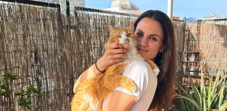 La actriz Melina Matthews junto a Simba, su compañero felino