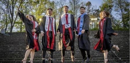 Un caso único en el mundo: son quintillizos y acaban de graduarse todos en la misma universidad