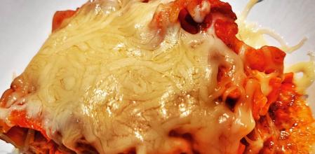 Lasaña de carne, queso y huevo.