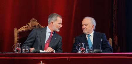 El Rey Felipe VI (i)y el Director de la RAE, Santiago Muñoz Machado (d), durante la presentación de la ‘Red Panhispánica de Lenguaje Claro’, en la Sede de la Real Academia Española, a 21 de mayo de 2024, en Madrid (España). ?La ‘Red Panhispánica de Lenguaje Claro’ se constituyó en 2022 en Santiago de Chile mediante un acuerdo entre Chile y España. La nueva red tiene dos propósitos esenciales, fomentar el lenguaje claro y accesible como fundamento de los valores democráticos y de ciudadanía, así como promover el compromiso de las autoridades para asegurarlo en todos los ámbitos de la vida pública.