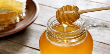 El consumo de miel en niños menores de 12 meses conlleva ciertos riesgos para su salud.