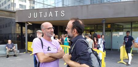 El hermano de Helena Jubany, Joan Jubany, y el abogado Benet Salellas en los juzgados de Sabadell&nbsp;