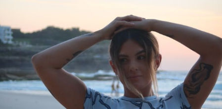 Ainslie Gardiner posando en redes