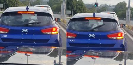 El perrito ha jugado con el mecanismo del coche.