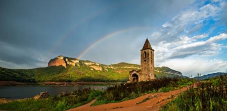 Arco iris doble coronando la iglesia Sant Romà de Sau.