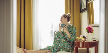 Una joven bebiendo café por la mañana&nbsp;