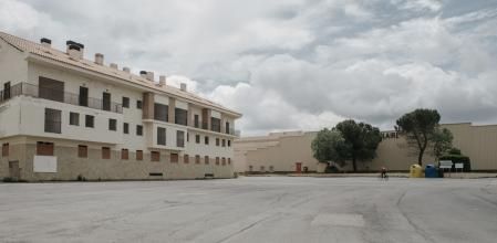 Vista de la fábrica de Marie Claire, al fondo, en Vilafranca, a 8 de junio de 2023, en Villafranca del Cid, Castellón, Comunidad Valenciana, (España). La empresa castellonense dedicada al sector textil, Marie Claire, anunció el pasado 31 de mayo la intención de cerrar su planta ubicada en Vilafranca y de solicitar la declaración de concurso de acreedores de manera voluntaria para proceder a la extinción de la compañía. La empresa, en negociaciones desde el 5 de junio, cuenta en la actualidad con una plantilla de 214 personas y tiene activo hasta el próximo mes de julio un Expediente de Regulación Temporal de Empleo (ERTE) para 130 trabajadores de la planta ubicada en Vilafranca, donde en este momento trabajan unas 90 personas.