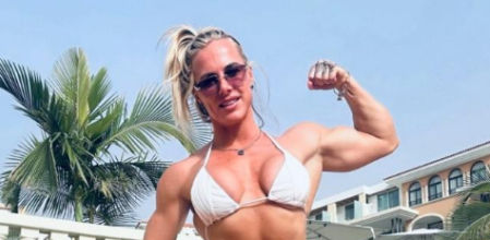 Kirsty Stroud luciendo músculos