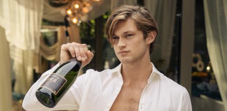 James tiene a la escuela de élite bebiendo de la palma de su mano.