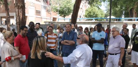 Concentración de vecinos del barrio de la Mariola de Lleida, este viernes.