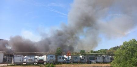 El incendio se ha producido en una nave de almacenamiento de autocaravanas de Montcada i Reixac