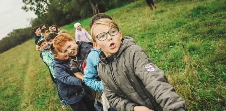 Los padres deben reservar el campamento de verano con antelación suficiente.