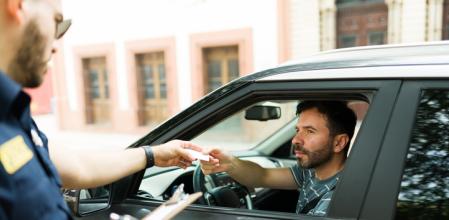 Utilizar el teléfono móvil mientras conducimos, no llevar el cinturón de seguridad o exceder los límites de velocidad son algunas de las infracciones más habituales