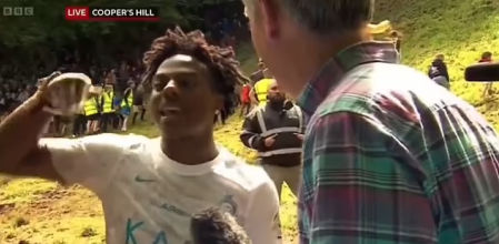 IShowSpeed rodando colina abajo durante la famosa carrera de queso en Cooper's Hill, Gloucestershire