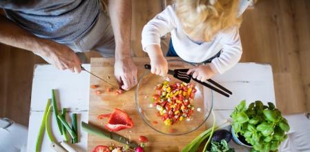 Nutrición infantil, comida, padre e hijo. Alimentación saludable.