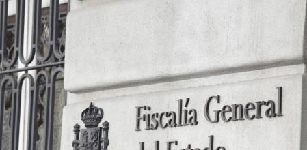 Cartel en la fachada del edificio de la Fiscalía General del Estado.