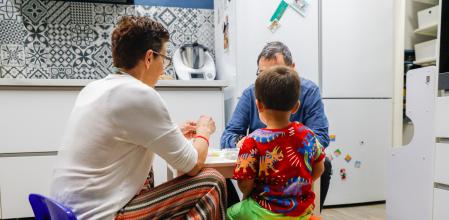 Sara y Tomás recibieron a ese niño cuando tenía 11 días; ahora se niegan a que la Generalitat lo entregue en adopción. Piden para ellos esa protección