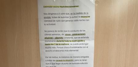 El explícito cartel de unos vecinos a un Youtuber, hartos de sus vídeos: “Estimado streamer...”&nbsp;