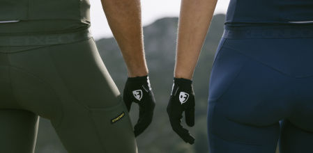 El uso de los guantes de ciclismo tiene varios alicientes.