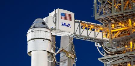 La nave Starliner de Boeing, montada sobre el cohete Atlas V de la empresa ULA, en una imagen tomada a principios de mayo